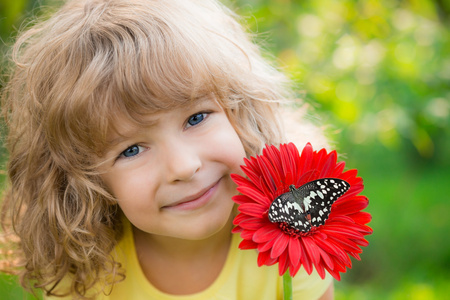 孩子与蝴蝶和花