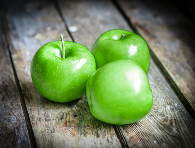 鲜活农产品提出仿古木制背景上的苹果