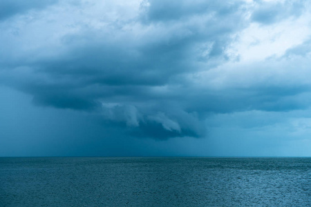 雨季海景云