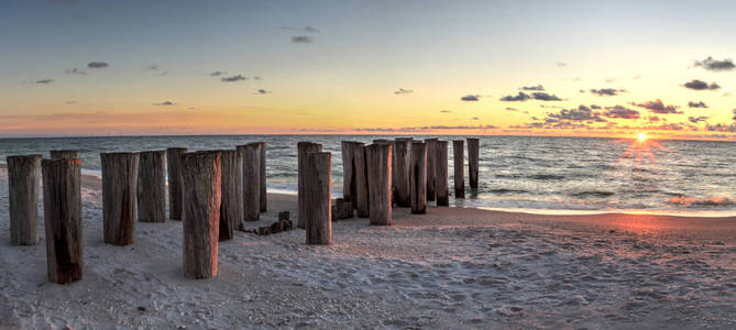 佛罗里达州那不勒斯港口皇家海滩码头破旧废墟
