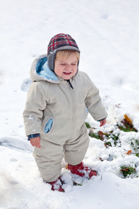 可爱的小孩男孩与上冬天雪