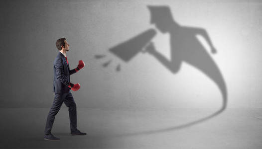 商人与他专横的影子搏斗