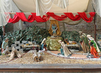耶稣的诞生在当地宗教圣经场面在谷仓里面与装饰的雕像