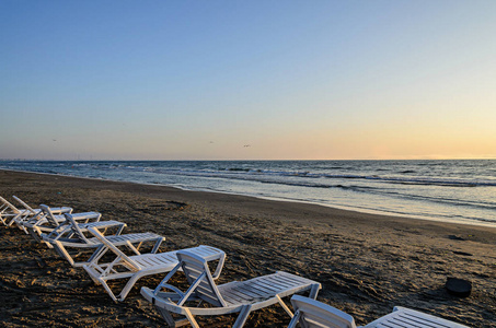 日光浴在黑海海滩上日出, 温暖的阳光氛围