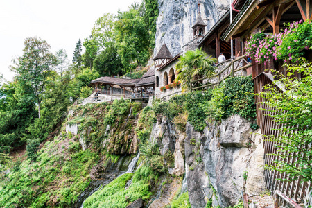 圣轩洞穴和瀑布以上的 Thunersee, Sundlauenen 在瑞士