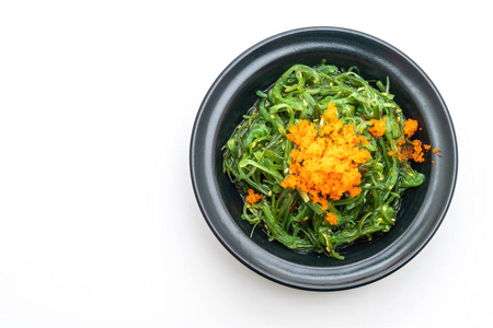 海藻沙拉与虾卵查出的白色背景日本美食风格
