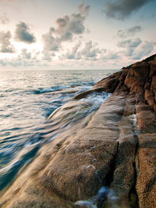 美丽的海景。海和日落时岩