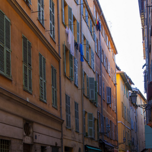 法国，蔚蓝。在旧城建筑漂亮 典型建筑细节
