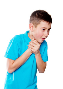 指向手指显示情绪表现力，蓝色衬衫白色背景上一个男孩的肖像