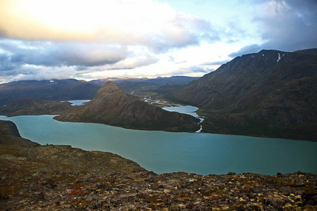 风景 Gjende 湖。Jotunheimen 国家公园。挪威