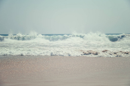 海洋中的美丽波浪
