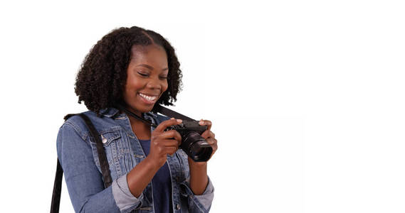 可爱的黑人女游客拍照与相机在白色背景