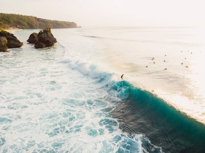 海景冲浪和桶波在海洋, 巴东巴东