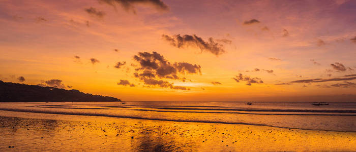 日落时的热带金巴兰海滩的风景