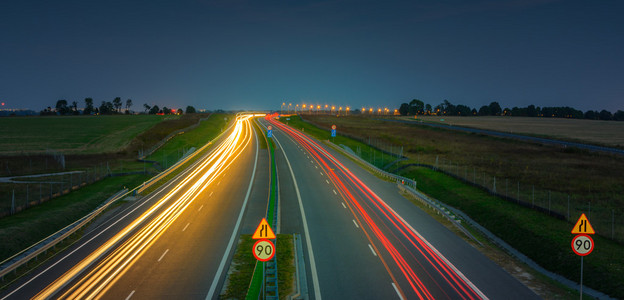 在晚上的公路