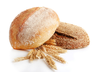 新鲜的面包用小麦上白色孤立