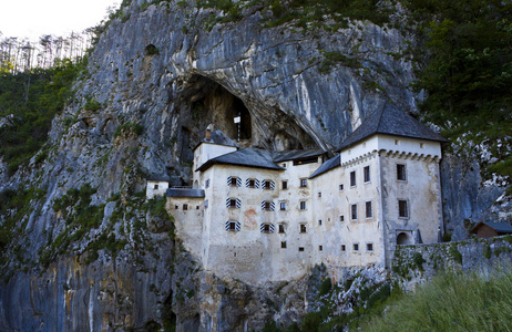 predjama 城堡在波斯托伊纳洞穴，斯洛文尼亚