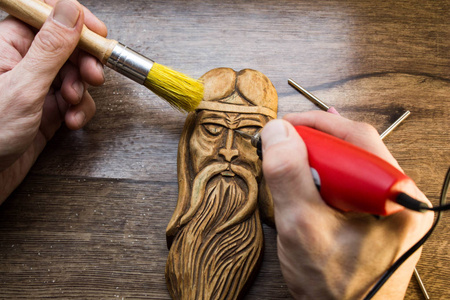 雕刻。木雕雕刻师。制作木头的身影