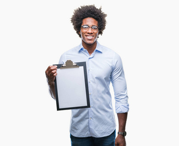 美国黑人男子持有剪贴板在孤立的背景下, 一个快乐的脸站在微笑着自信的微笑显示牙齿