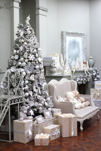 白色圣诞树内部与白色装饰为圣诞节玩具