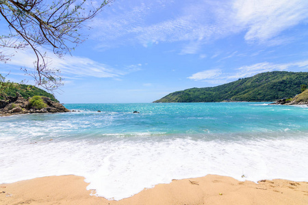 美丽的波浪在海滩, 清澈的水, 白色的沙子在您的假日在安达曼海普吉岛泰国