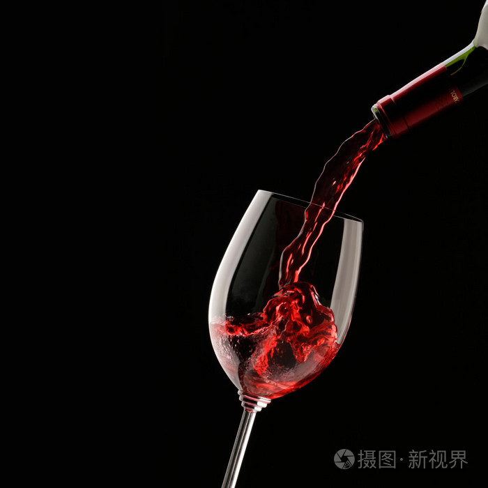 红酒倒入酒杯在黑色的背景