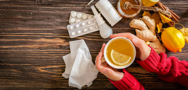 医疗保健概念生姜蜂蜜和柠檬茶与药物, 药片和喷雾