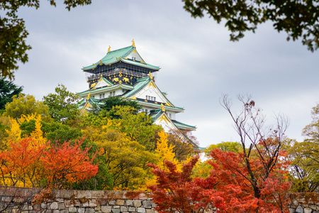 大阪城堡在秋天
