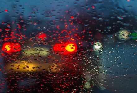 模糊汽车剪影看穿了车 windshie 上的雨滴
