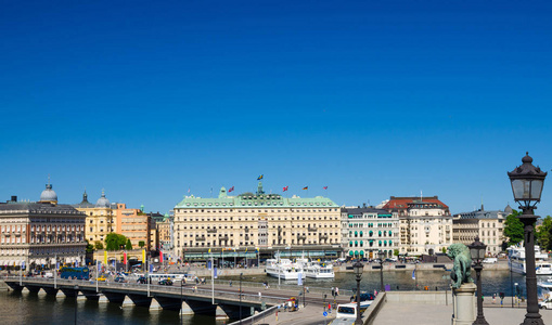空中全景的桥梁, 路灯灯, 狮子雕像纪念碑, 马拉伦湖海港堤防与典型的瑞典建筑和大酒店与复制空间, 斯德哥尔摩, 瑞典