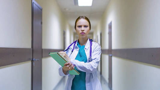 女医生或护士用听诊器画像在医院走廊的笔记本上写便条