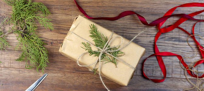 乡土木桌上的圣诞冷杉树和礼盒