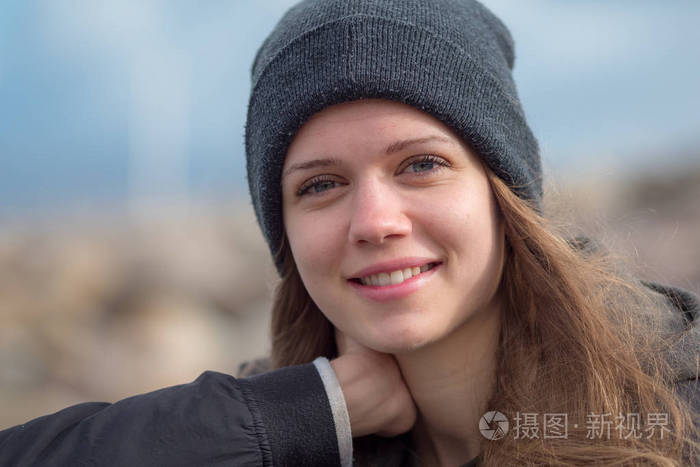 美丽的女孩在爱尔兰的旅程在爱尔兰西海岸