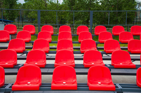 体育场的球迷论坛。体育场空红色位子