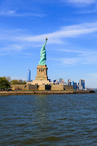 曼哈顿天际线上的自由女神像