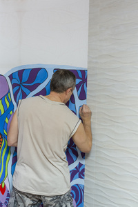 画家用压克力颜料涂料墙上的画图片