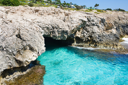 热带海洋洞穴和透明的青绿色海水