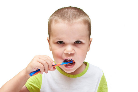 一个带着牙刷的小男孩