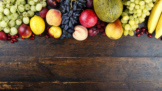 不同的水果在棕色木制的背景。水果套装。用于 tex 的空间