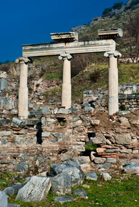 古代罗马大理石柱的以弗所遗址与深蓝色背景中的天空