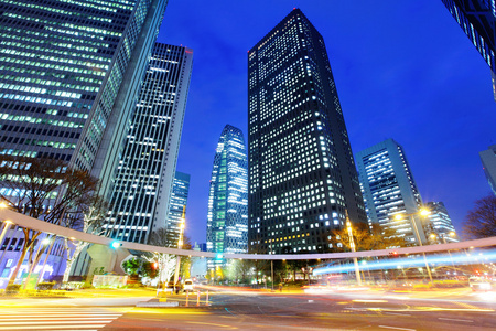 在夜晚的东京城市景观