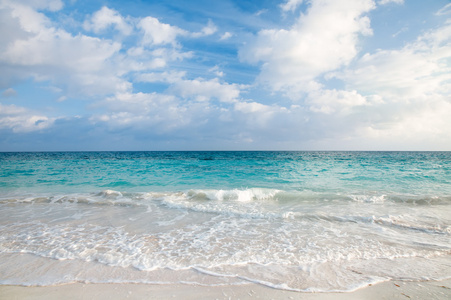 在加勒比海滩上日出的大海和热带天空