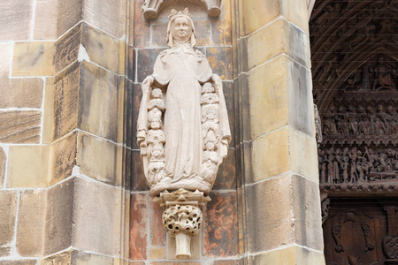 德意志历史名城古立面上的教堂石艺人物与柱子