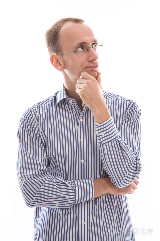 男人戴着眼镜摸下巴和持怀疑态度的分离