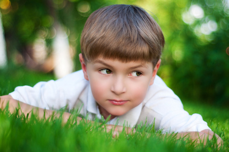 在绿色草地上的小男孩