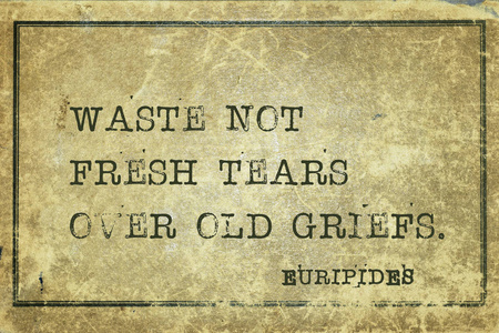在古老的悲痛中浪费不新鲜的泪水古希腊哲学家 Euripides 的名言印在垃圾葡萄酒上 cardboar