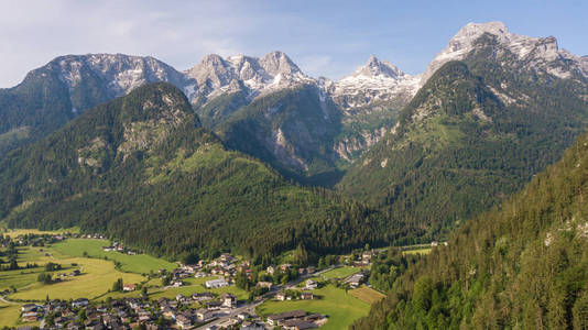 奥地利洛弗高山村庄的鸟图