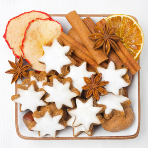 圣诞饼干形状的星星 坚果和香料