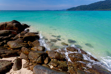 岩石，大海和蓝天利普岛泰国
