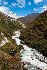 喜马拉雅山景观 峰 河流 高原村